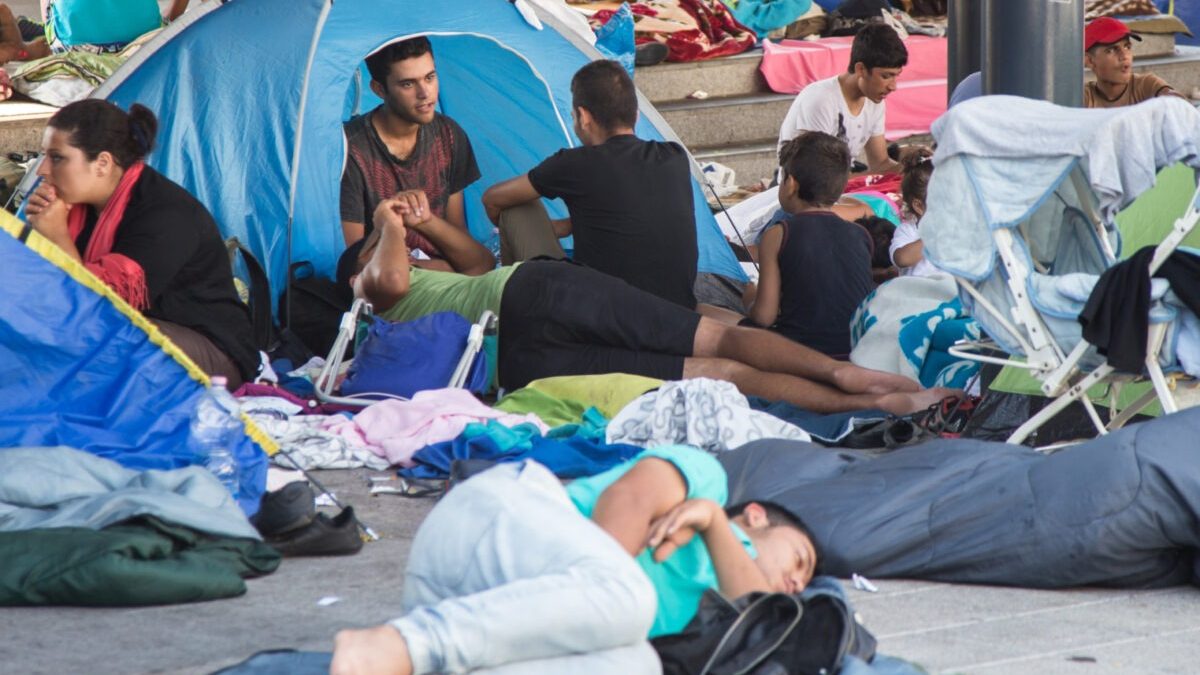 Marea Britanie: 10.000 de migranți, mutați din hoteluri în comunități