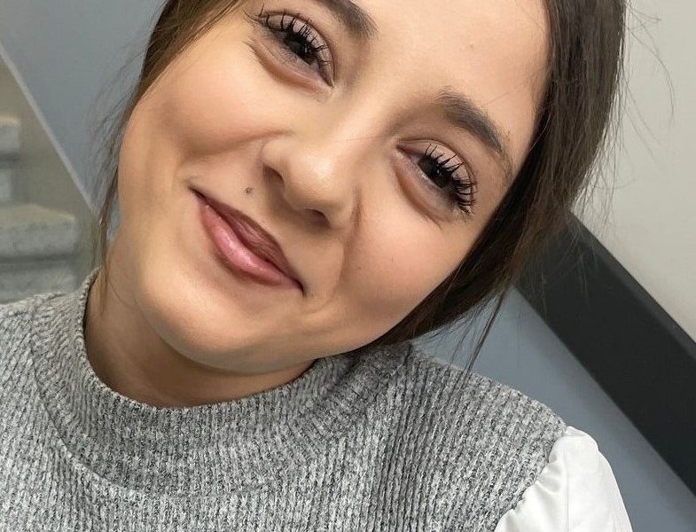 Poliția Capitalei cere sprijinul cetățenilor pentru găsirea unei minore dispărute în București, fiind vorba despre o fată de 13 ani care a plecat voluntar de acasă de la o adresă din Sectorul 6, fără a se mai întoarce