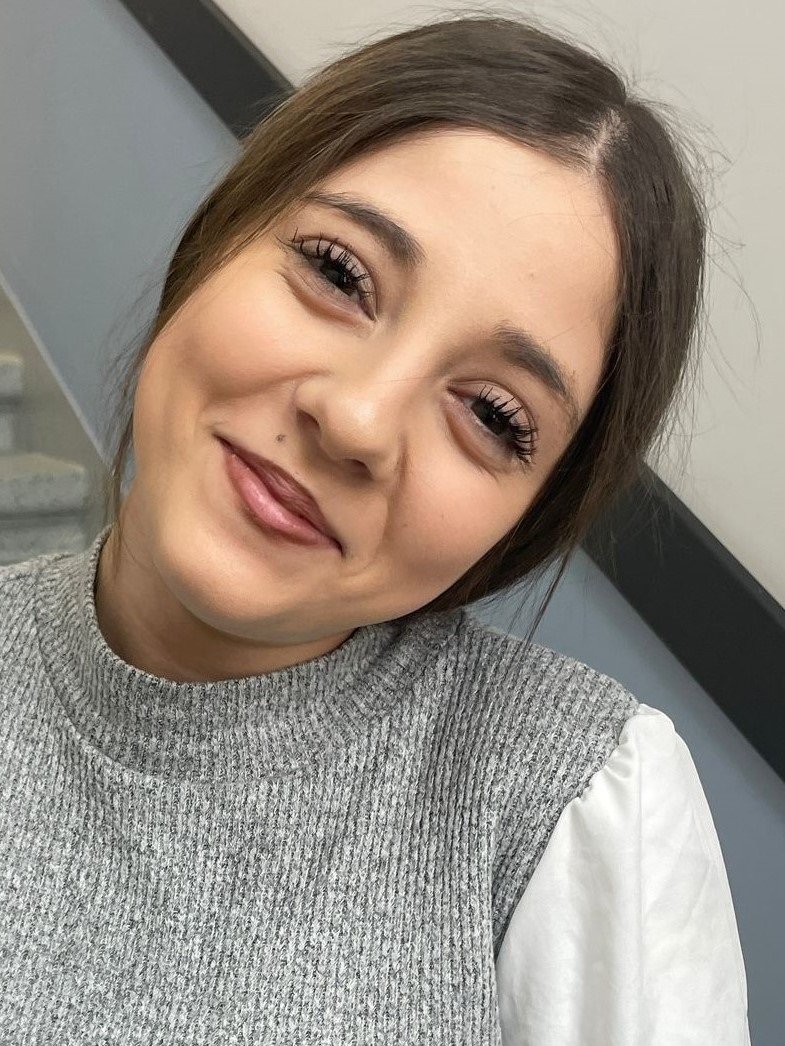 Poliția Capitalei cere sprijinul cetățenilor pentru găsirea unei minore dispărute în București, fiind vorba despre o fată de 13 ani care a plecat voluntar de acasă de la o adresă din Sectorul 6, fără a se mai întoarce