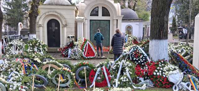 Mormântul lui Mircea Lucescu, un Pelerinaj de Paște: Lumânări și emoție