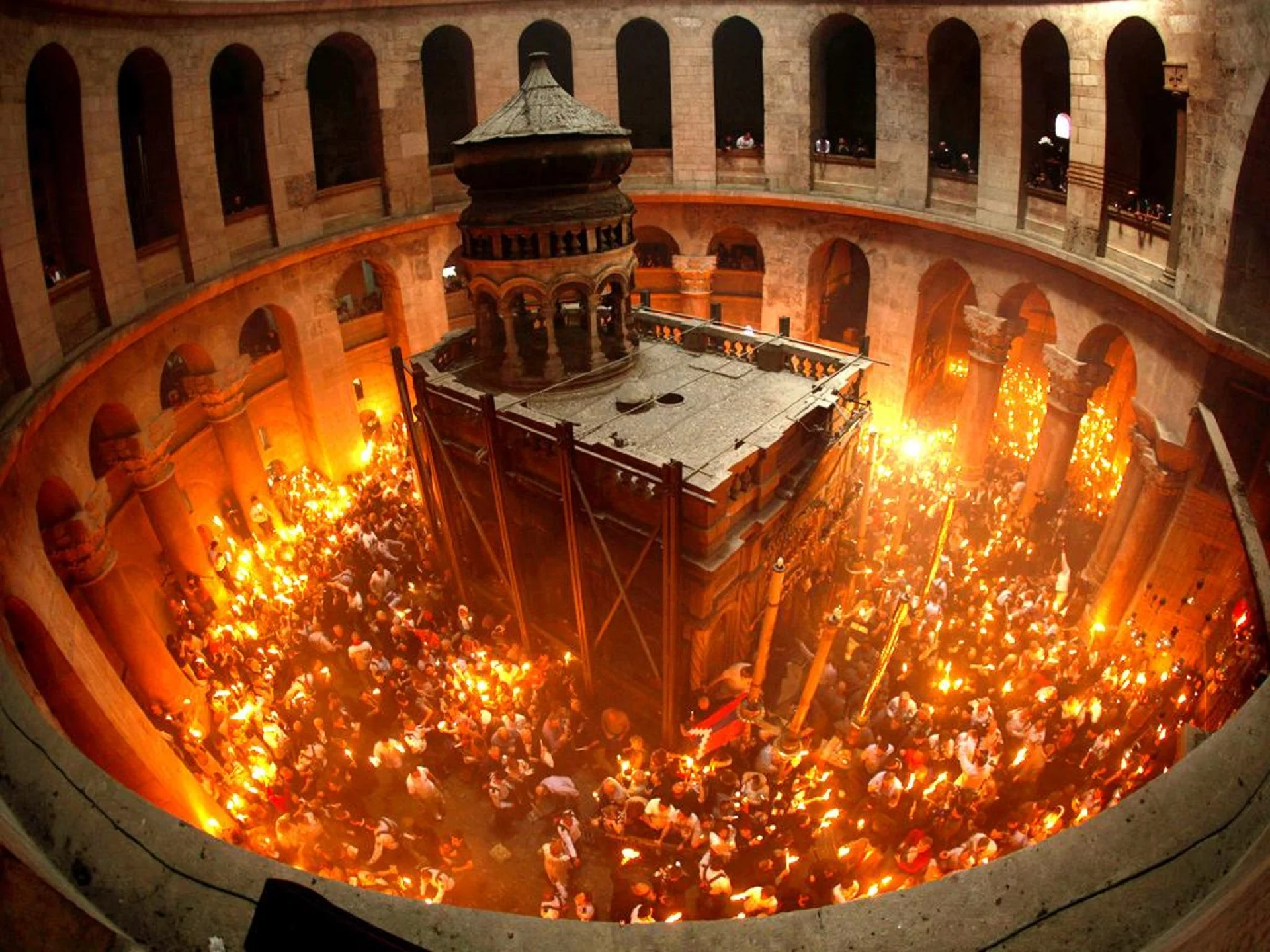 O călătorie spirituală spre Lumina Învierii: Un drum al speranței