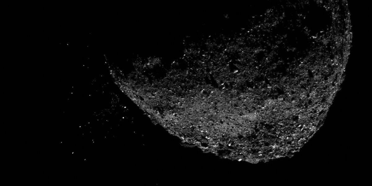 O echipă de astronomi din SUA a realizat una dintre cele mai detaliate analize de până acum asupra unei probe din asteroidul Bennu, dezvăluind noi detalii despre modul în care apa și materialele organice au interacționat în primele etape ale Sistemului Solar