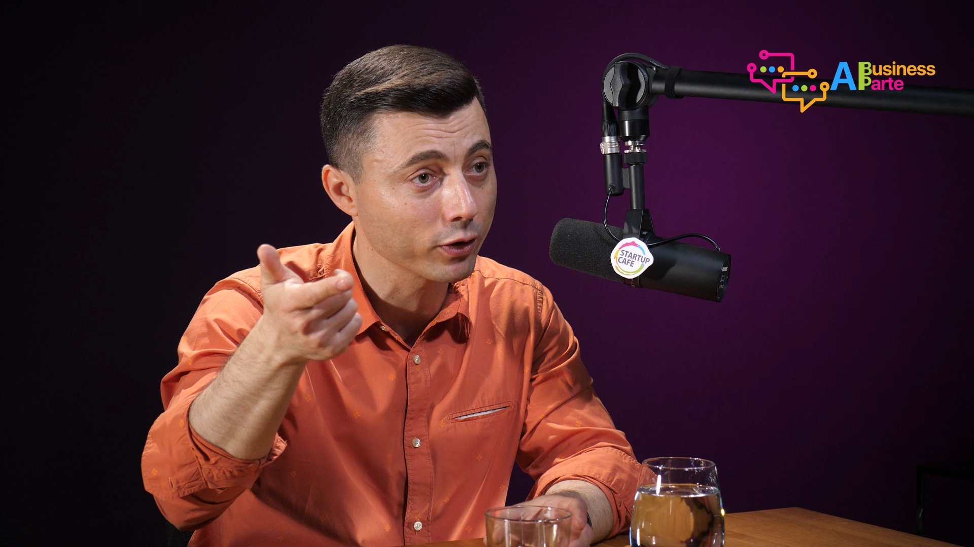 Majoritatea companiilor de miliarde de dolari nu valorifică datele existente pentru a genera inteligență artificială veritabilă, susține Cristi Movilă, fondatorul OptiComm.AI