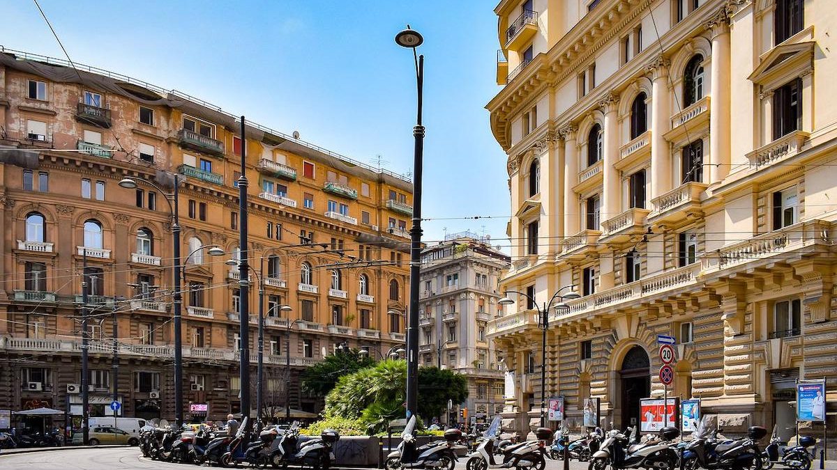 Jaf spectaculos la Napoli: Hoții au golit o bancă prin canalizare