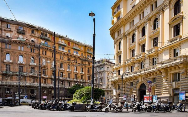 Jaf spectaculos la Napoli: Hoții au golit o bancă prin canalizare