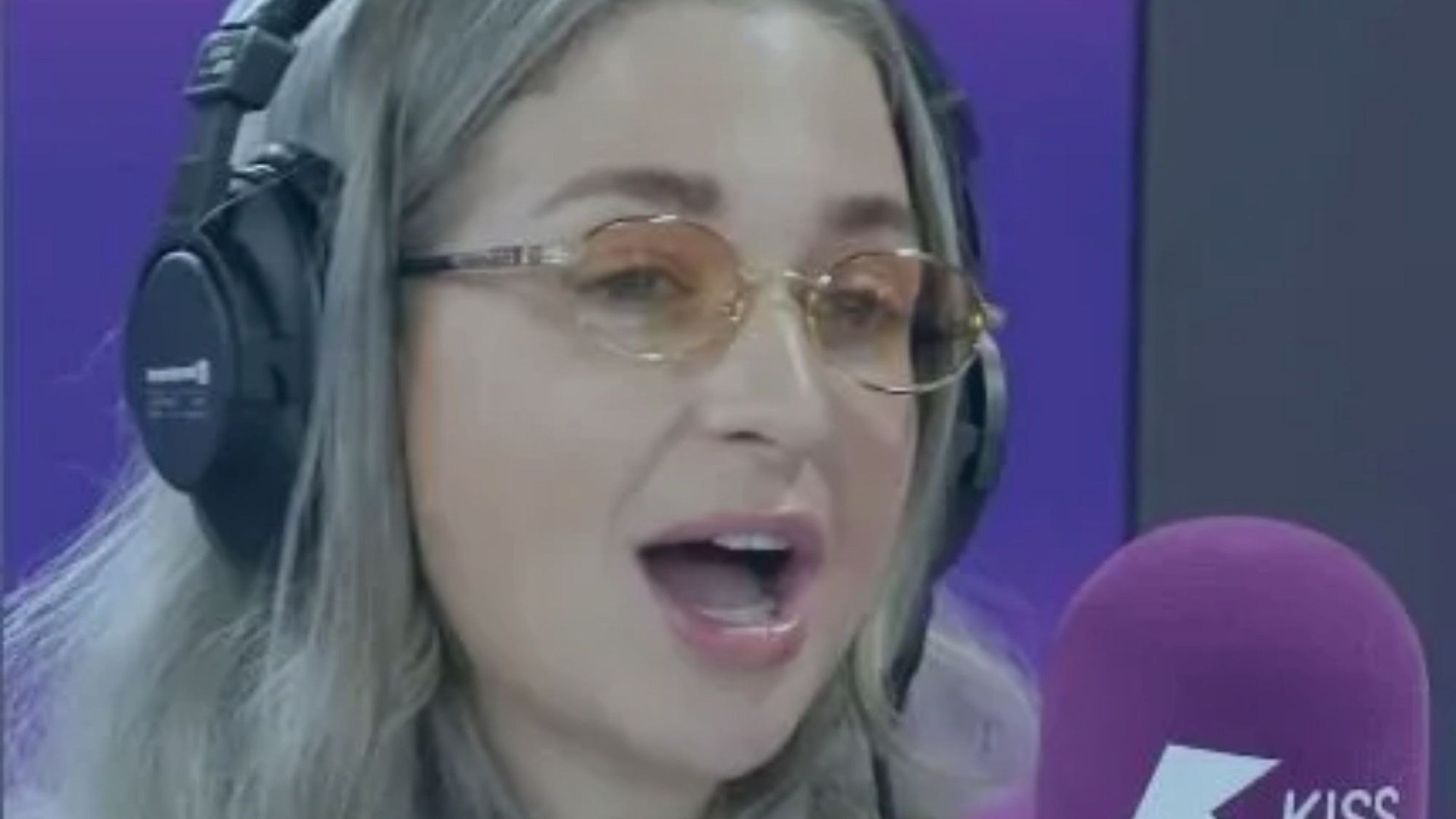 Harriet Rose, prezentatoare radio, își ia rămas bun de la Kiss FM după șase ani Prezentatoarea Harriet Rose, cunoscută pentru emisiunile sale de la Kiss FM dar și pentru participarea la The Masked Singer, a anunțat că a părăsit postul de radio după șase ani de colaborare