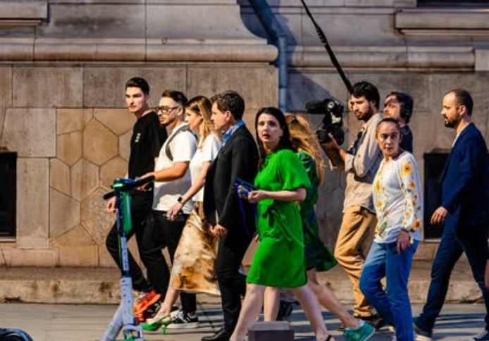 Investigația DIICOT și întrebarea care planează asupra originii fotografiilor controversate Ancheta DIICOT referitoare la distribuirea unor fotografii compromițătoare în timpul alegerilor prezidențiale din 2025 încă nu și-a încheiat cursul oficial