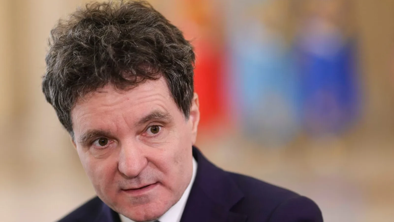 PRIMARUL Nicușor Dan, DESPRE LIMITA ÎNTRE SRI ȘI PARCHET ÎN CAZURILE DE CORUPȚIE Primarul General al Capitalei, Nicușor Dan, a declarat miercuri că "este clar pentru toată lumea unde se oprește activitatea ofițerilor de informații" și unde preiau procurorii în cazurile de corupție