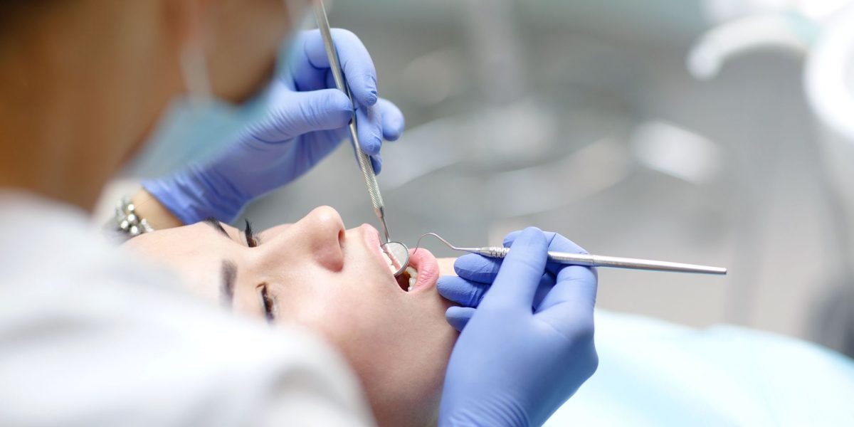 Persoanele care nu își pot permite tratamentele dentare se confruntă cu un risc crescut de boli cardiovasculare și demență, conform unui studiu recent realizat de cercetătorii de la Școala de Sănătate Publică a Universității din Boston