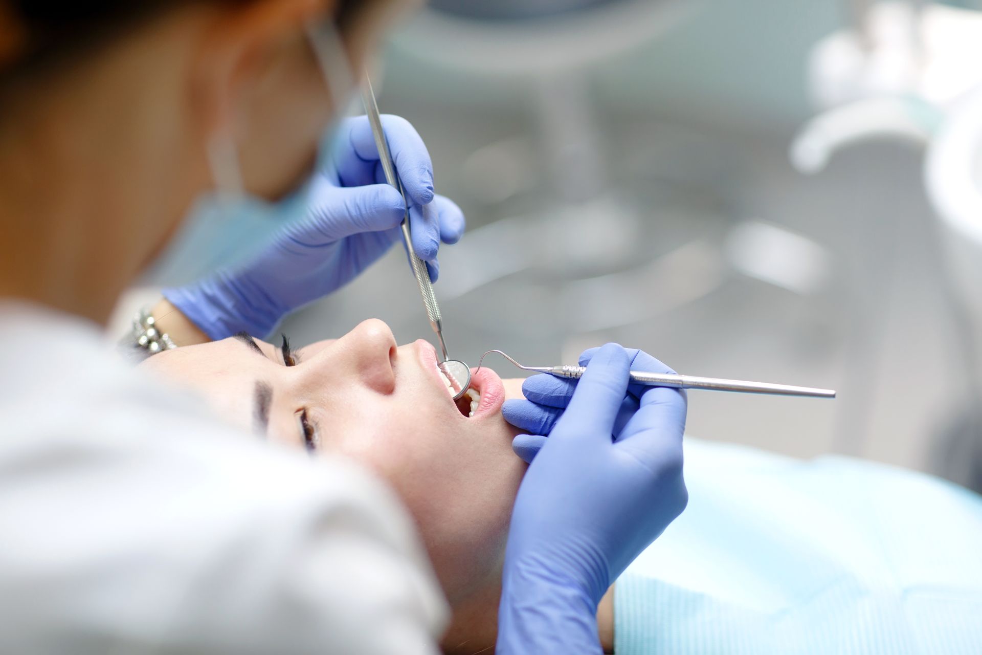 Persoanele care nu își pot permite tratamentele dentare se confruntă cu un risc crescut de boli cardiovasculare și demență, conform unui studiu recent realizat de cercetătorii de la Școala de Sănătate Publică a Universității din Boston