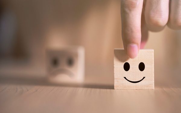 Frazele care te țin blocat în nefericire: Ce spun oamenii triști mereu