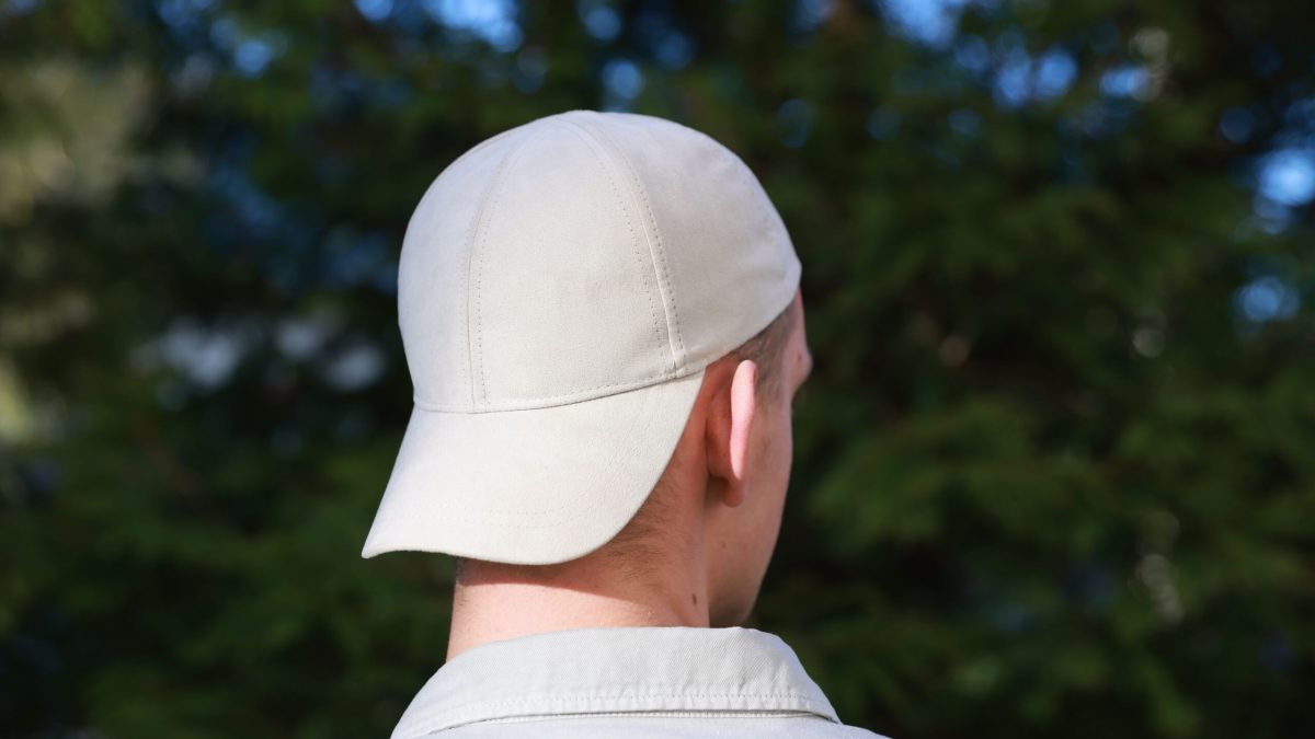 De ce poartă unii șapcă mereu? Psihologii dezvăluie motivele din spatele gestului