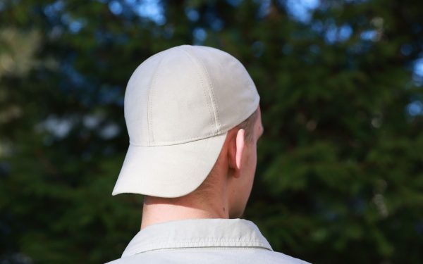 De ce poartă unii șapcă mereu? Psihologii dezvăluie motivele din spatele gestului