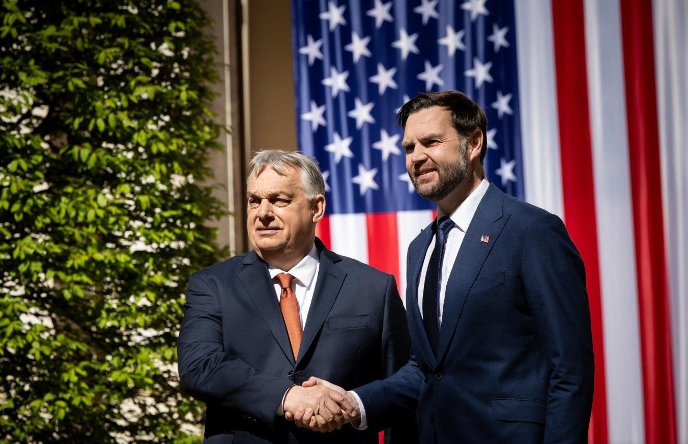 Vicepreședintele american a criticat amestecul „rușinos” al Uniunii Europene în alegerile din Ungaria BUDAPESTA – Vicepreședintele Statelor Unite ale Americii a criticat marți, la Budapesta, ceea ce a numit un amestec „rușinos” al Uniunii Europene în procesul electoral din Ungaria