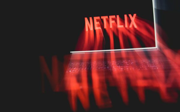 Netflix lovește YouTube: Gigantul intră în forță pe piața de podcasturi