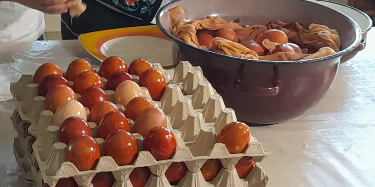 Ouă vopsite eco la Mănăstirea Timișeni: Tradiție cu peste 1.000 de bucăți!