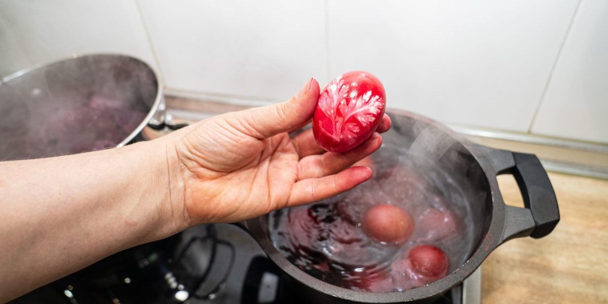 Ce semnificație are oul roșu de Paște și de ce îl ciocnim?