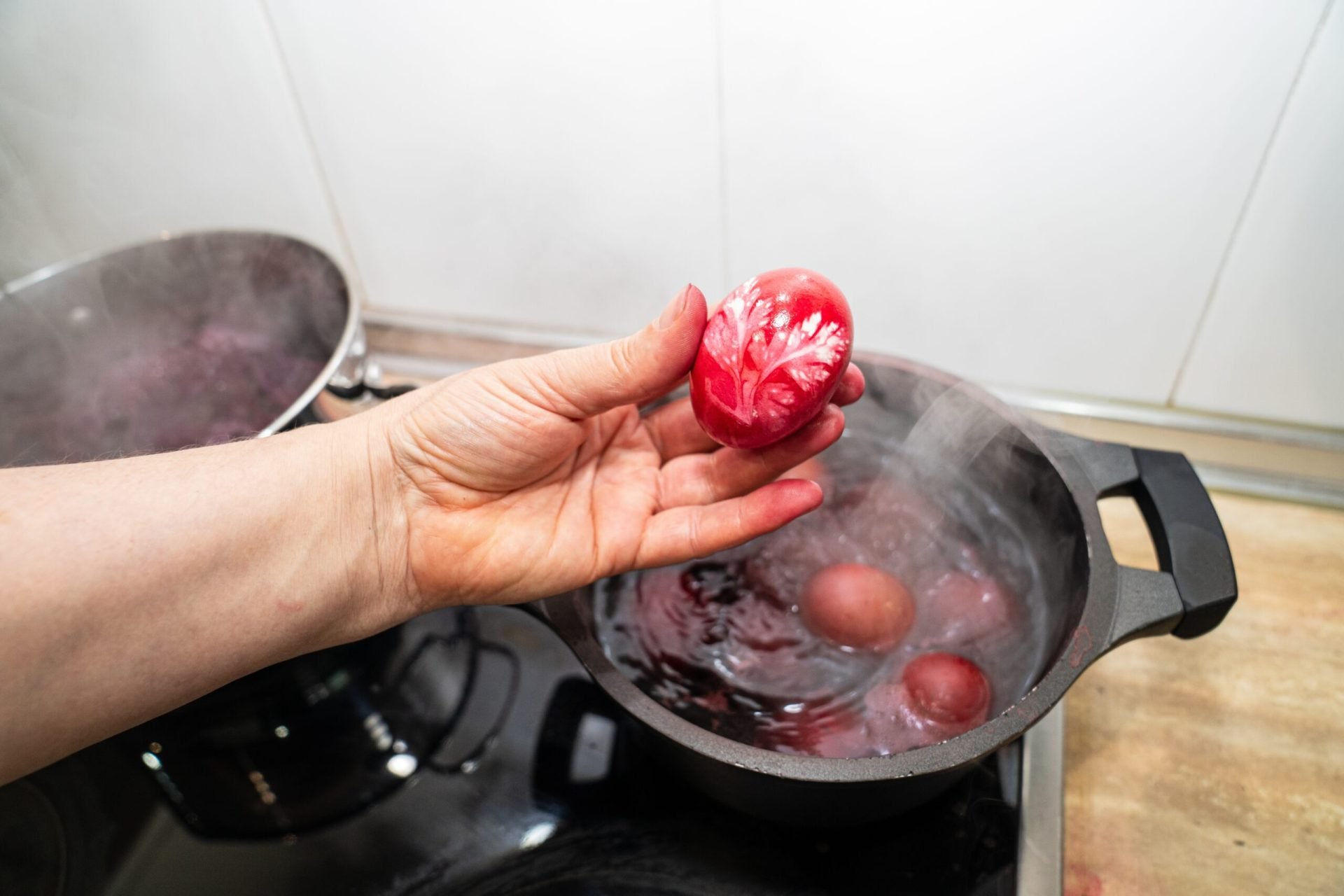 Ce semnificație are oul roșu de Paște și de ce îl ciocnim?