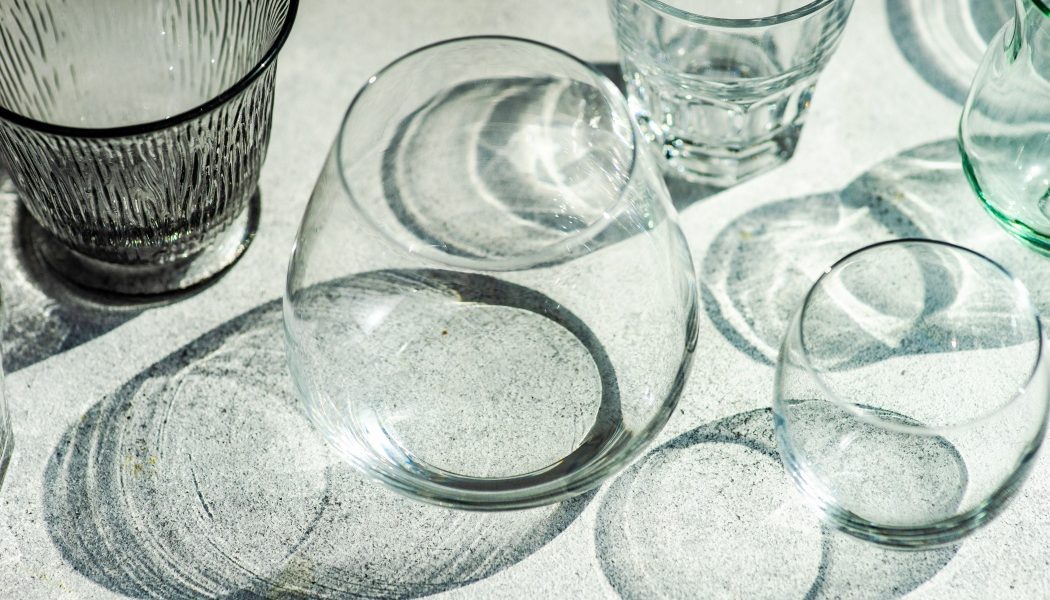 Paharele tulburi pot ascunde depuneri de minerale sau deteriorări permanente ale sticlei, iar identificarea cauzelor și remedierile simple pot prelungi durata de viață a vaselor din bucătărie