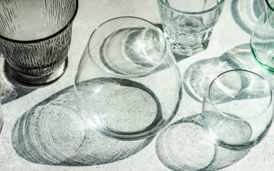 Paharele tulburi pot ascunde depuneri de minerale sau deteriorări permanente ale sticlei, iar identificarea cauzelor și remedierile simple pot prelungi durata de viață a vaselor din bucătărie