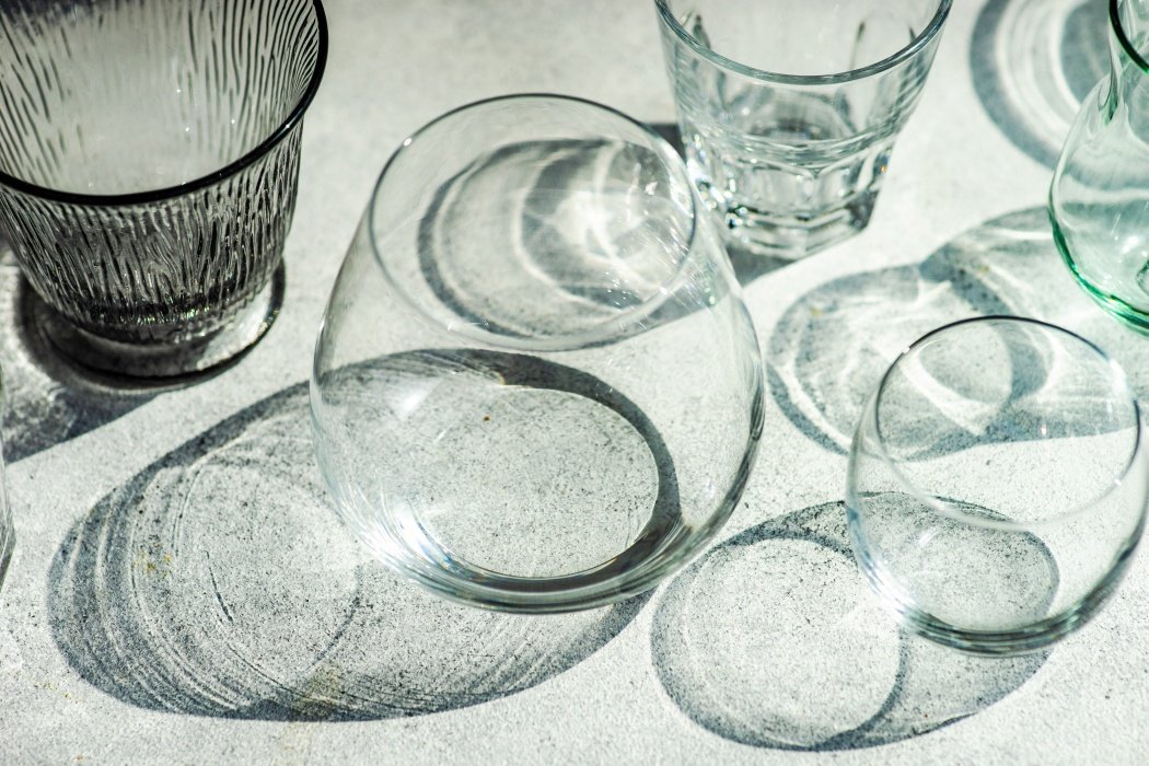 Paharele tulburi pot ascunde depuneri de minerale sau deteriorări permanente ale sticlei, iar identificarea cauzelor și remedierile simple pot prelungi durata de viață a vaselor din bucătărie