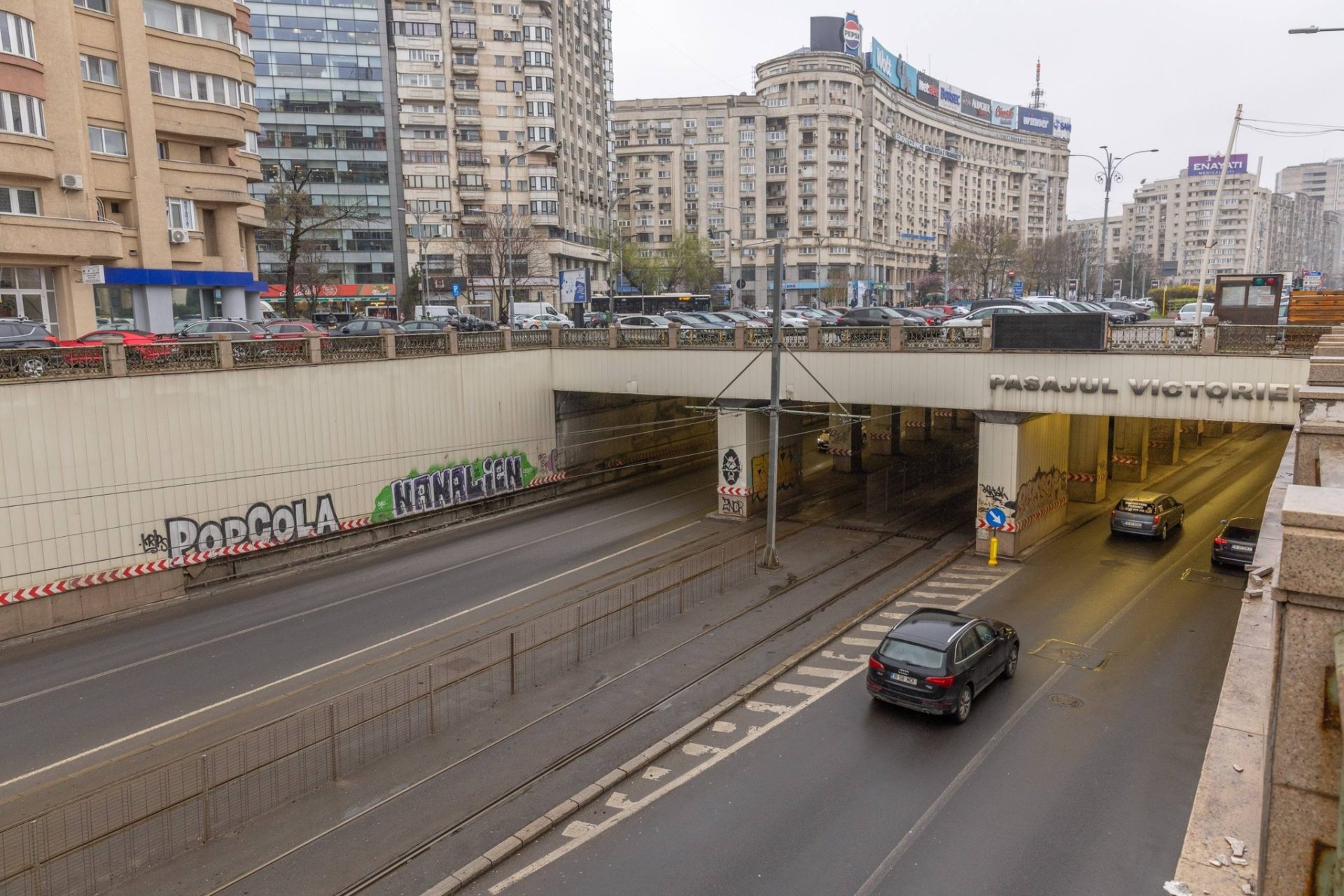 Primăria Municipiului București a anunțat oficial că Pasajul Victoriei va intra în proces de consolidare și modernizare, decizie care vizează creșterea siguranței și a calității infrastructurii rutiere din zonă