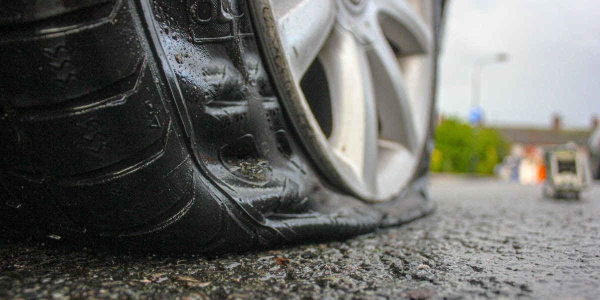 Noua țeapă cu pana de cauciuc: Cum eviți să fii jefuit la schimbarea roții