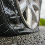 Noua țeapă cu pana de cauciuc: Cum eviți să fii jefuit la schimbarea roții