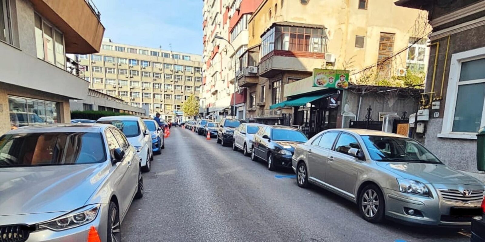 Primăria Capitalei menține parcarea gratuită pentru mașinile electrice până în 2027, după o decizie contestată Decizia Consiliului General al Municipiului București de a prelungi gratuitatea parcării pentru autovehicule electrice a fost votată cu majoritate covârșitoare, asigurând astfel continuitatea unei facilități esențiale pentru susținerea mobilității sustenabile în Capitală