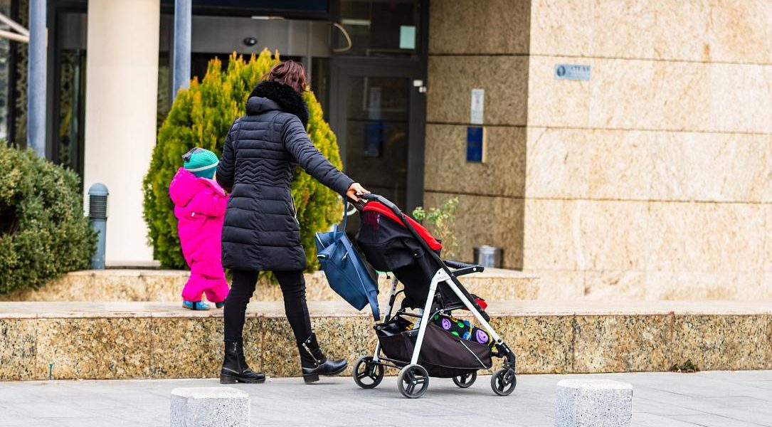 Jumătate dintre românii din străinătate nu se pot întoarce de Paște, arată un sondaj