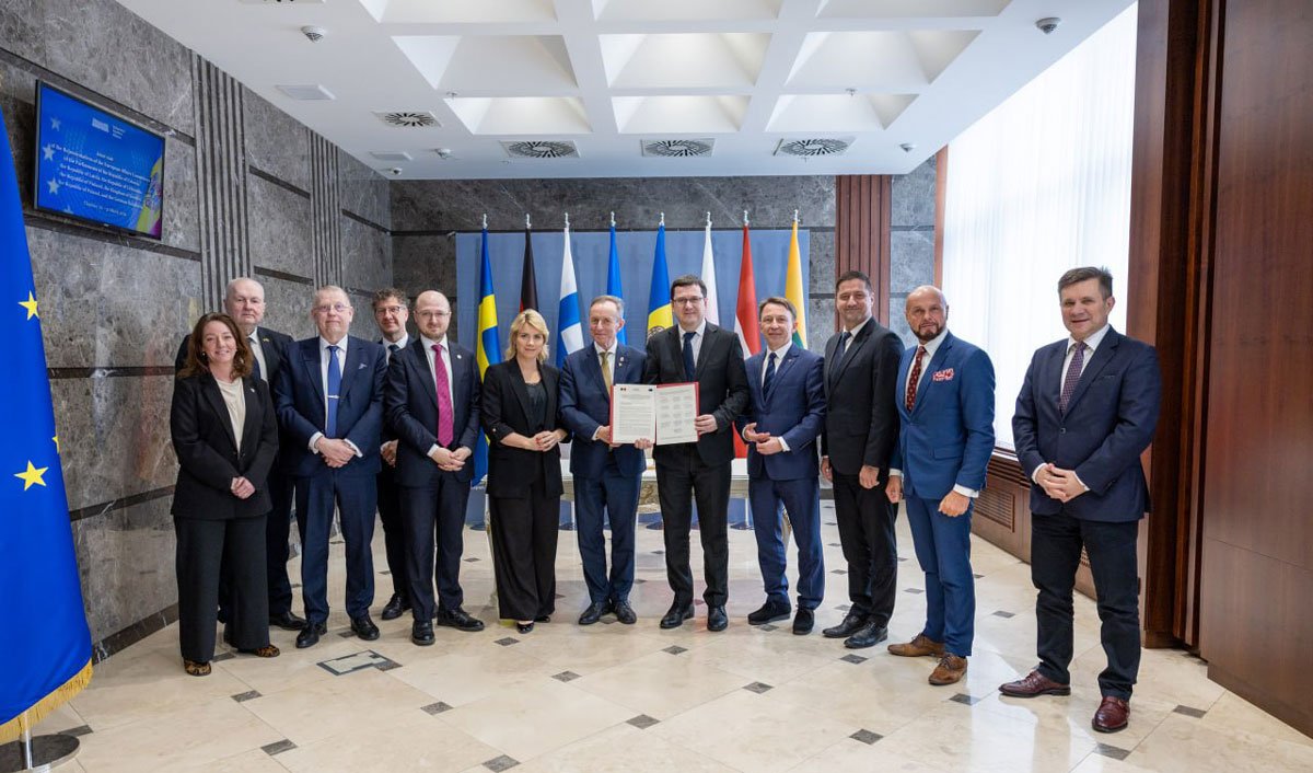 Deputați moldoveni solicită UE accelerarea negocierilor de aderare Un grup de deputați moldoveni a transmis oficial un apel către Uniunea Europeană pentru a grăbi procesul de aderare a Republicii Moldova la blocul comunitar