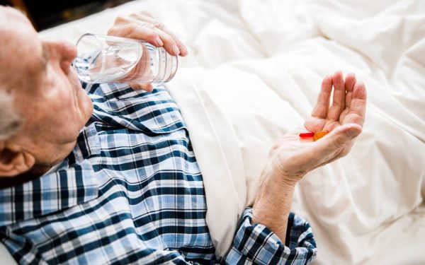 Obiceiuri banale care-ți distrug sănătatea: De ce NU te întinzi după pastile