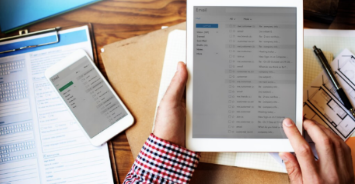 Unirea mai multor fișiere PDF într-un singur document este o sarcină comună, utilă pentru organizarea și partajarea informațiilor