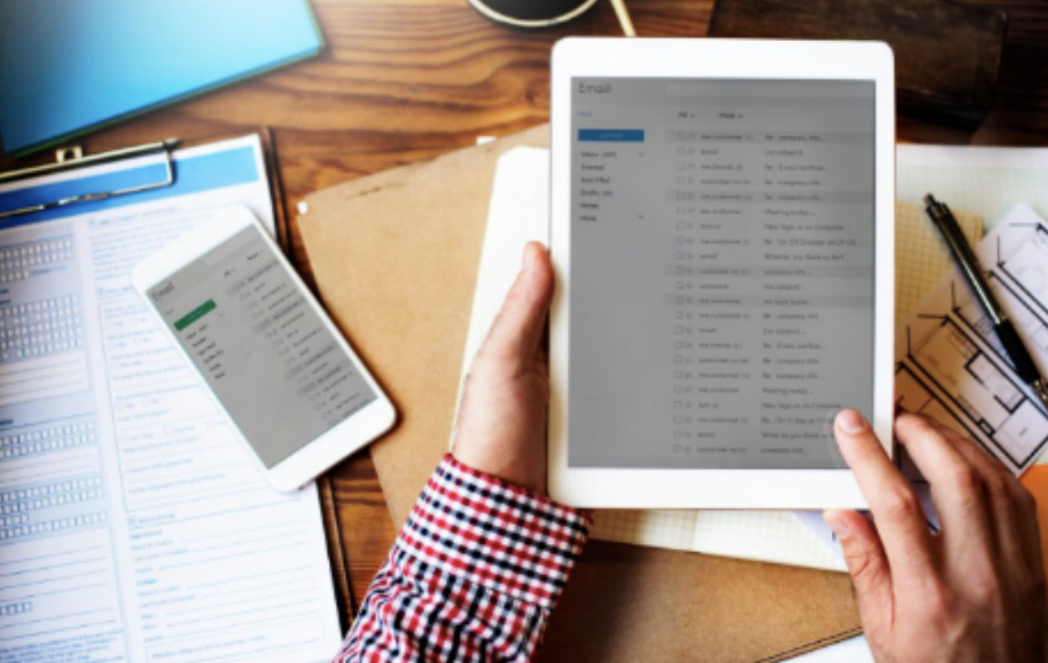 Unirea mai multor fișiere PDF într-un singur document este o sarcină comună, utilă pentru organizarea și partajarea informațiilor