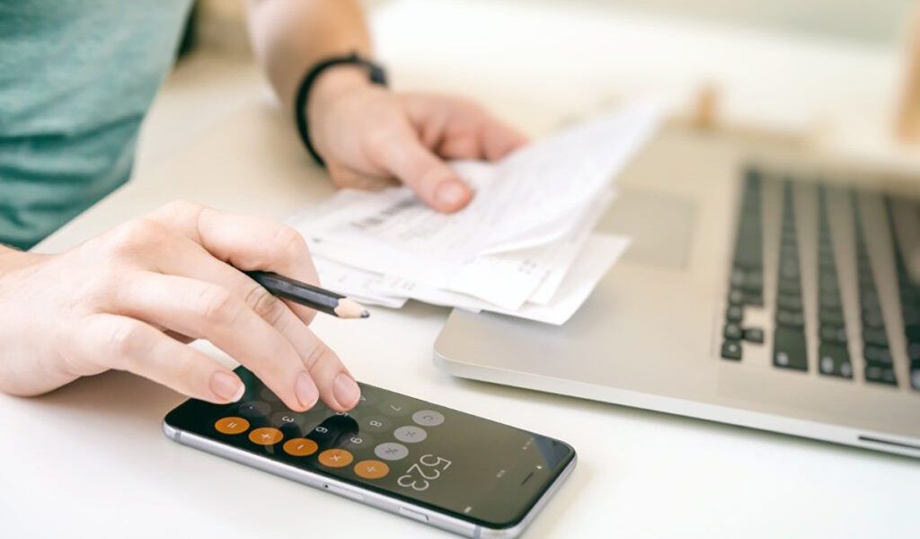 Milioane de români vor fi afectați de modificările aduse bugetului pentru pensii și indemnizații sociale, decise recent de Guvernul condus de Ilie Bolojan