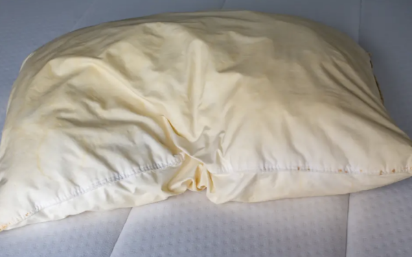 Adevărul din pernele îngălbenite: Când devin un pericol pentru sănătate?