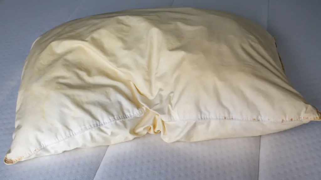 Adevărul din pernele îngălbenite: Când devin un pericol pentru sănătate?