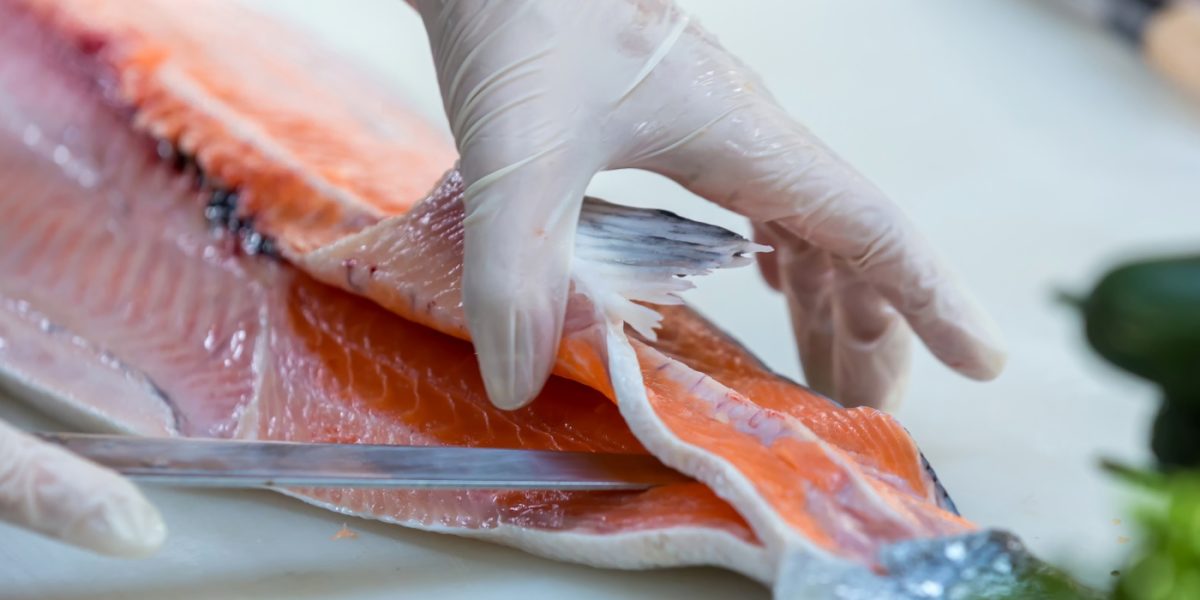 Peștele, un aliment frecvent consumat în perioada Postului Paștelui, poate ascunde riscuri pentru sănătate, fiindcă nu toate tipurile sunt sigure pentru consum