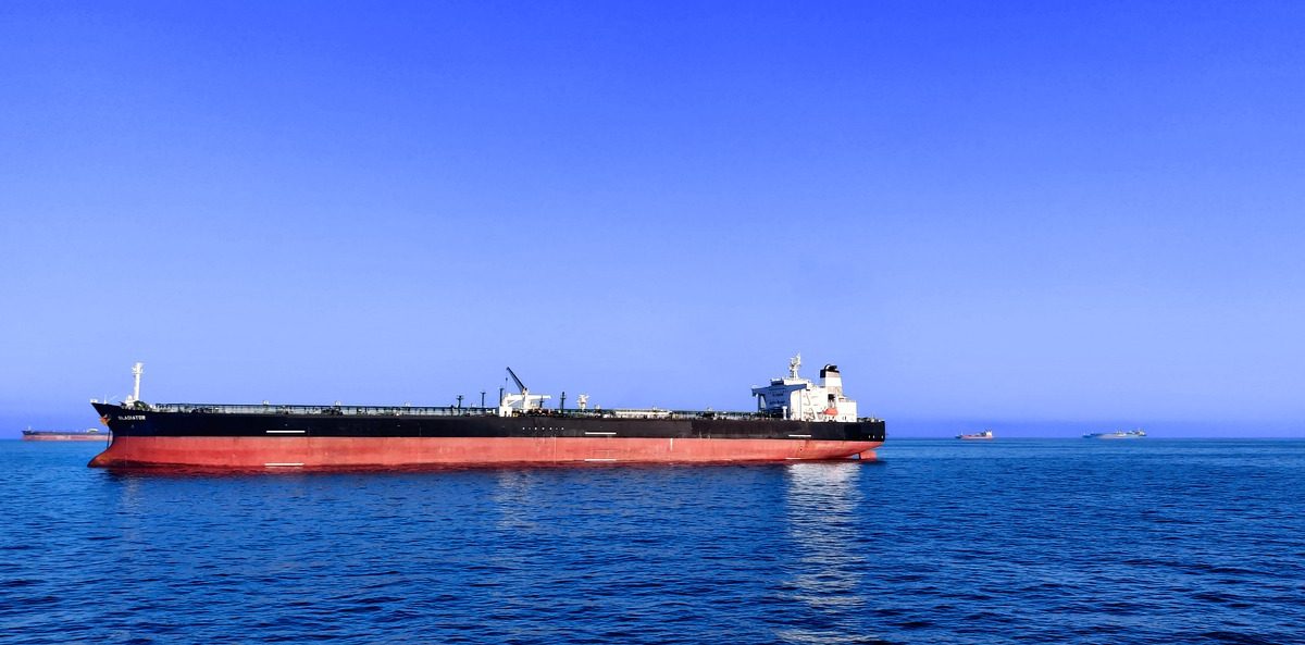 Petrolul american, peste 100 de dolari: Armistițiul SUA-Iran blochează petrolierele prin Hormuz