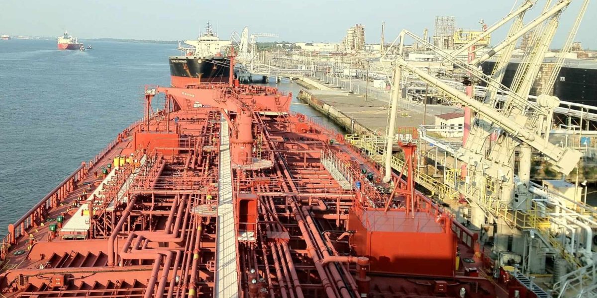 Prețul petrolului crește după ce Iranul închide Strâmtoarea Hormuz Iranul a închis din nou Strâmtoarea Hormuz, o arteră vitală pentru comerțul global cu petrol, la mai puțin de 24 de ore după ce a convenit asupra unui acord de armistițiu cu Statele Unite
