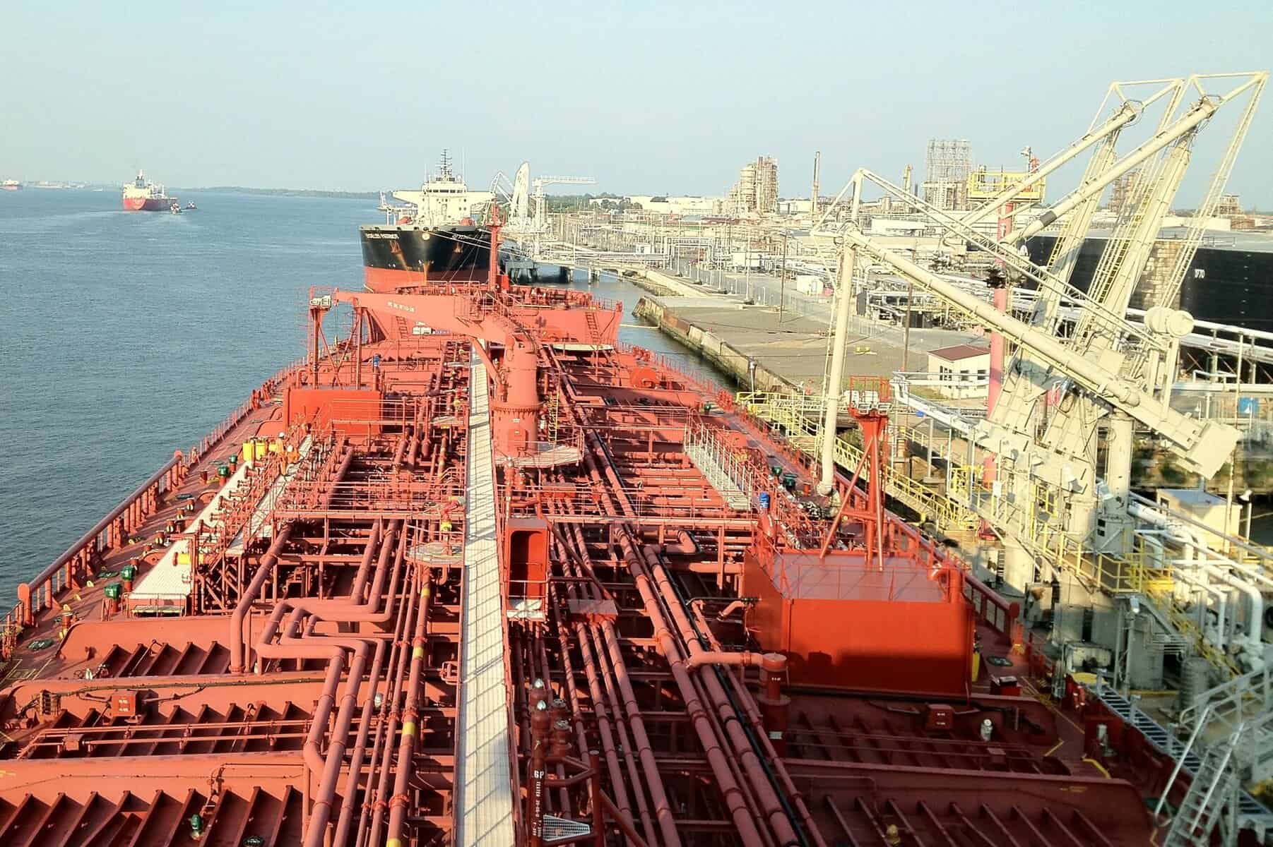 Prețul petrolului crește după ce Iranul închide Strâmtoarea Hormuz Iranul a închis din nou Strâmtoarea Hormuz, o arteră vitală pentru comerțul global cu petrol, la mai puțin de 24 de ore după ce a convenit asupra unui acord de armistițiu cu Statele Unite