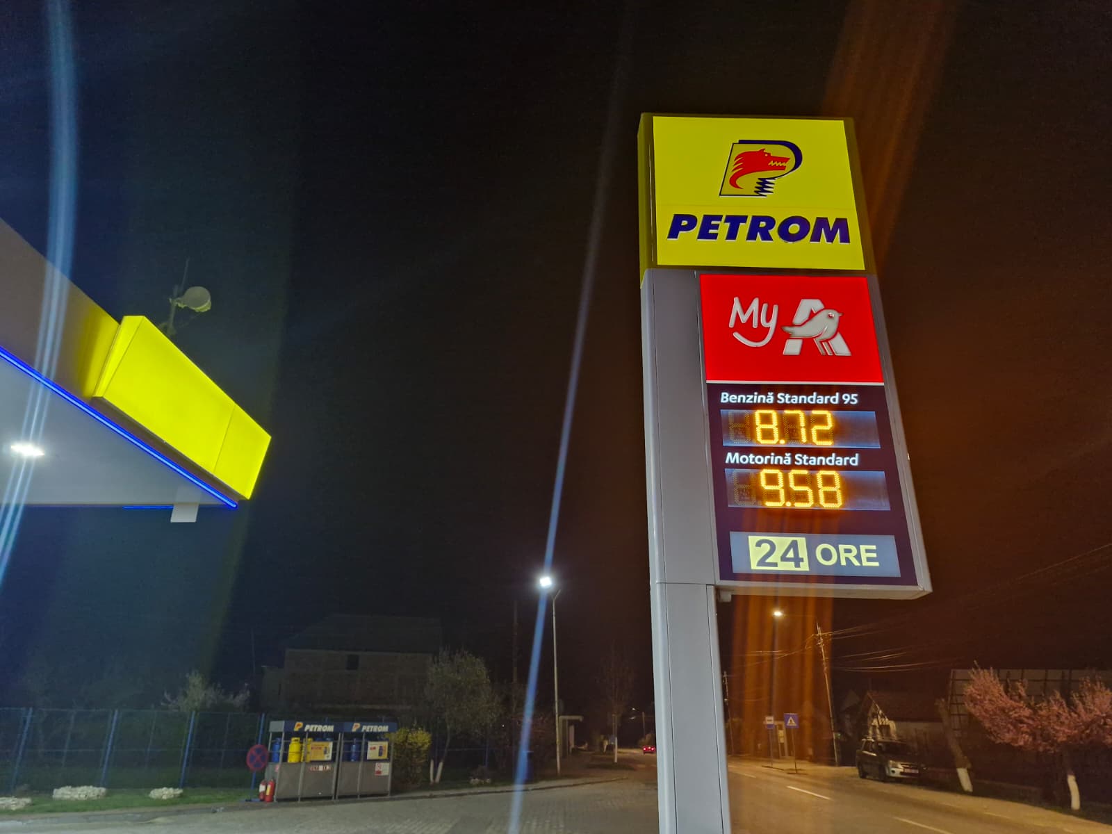 Prețurile la carburanți au scăzut la Petrom: Benzina sub 9 lei litrul Petrom a redus prețul benzinei standard cu 40 de bani pe litru și al motorinei cu 35 de bani pe litru