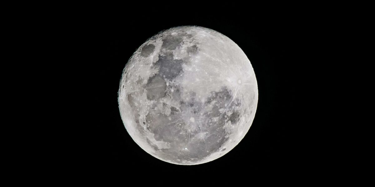 Artemis II a ajuns astăzi în spatele Lunii, marcând o etapă crucială pentru programul spațial american, după mai bine de jumătate de secol