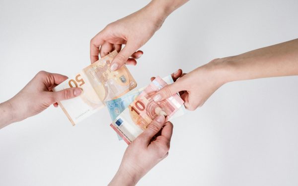 UE: Lege anticorupție cu amenzi GRELE și pedepse pentru companii