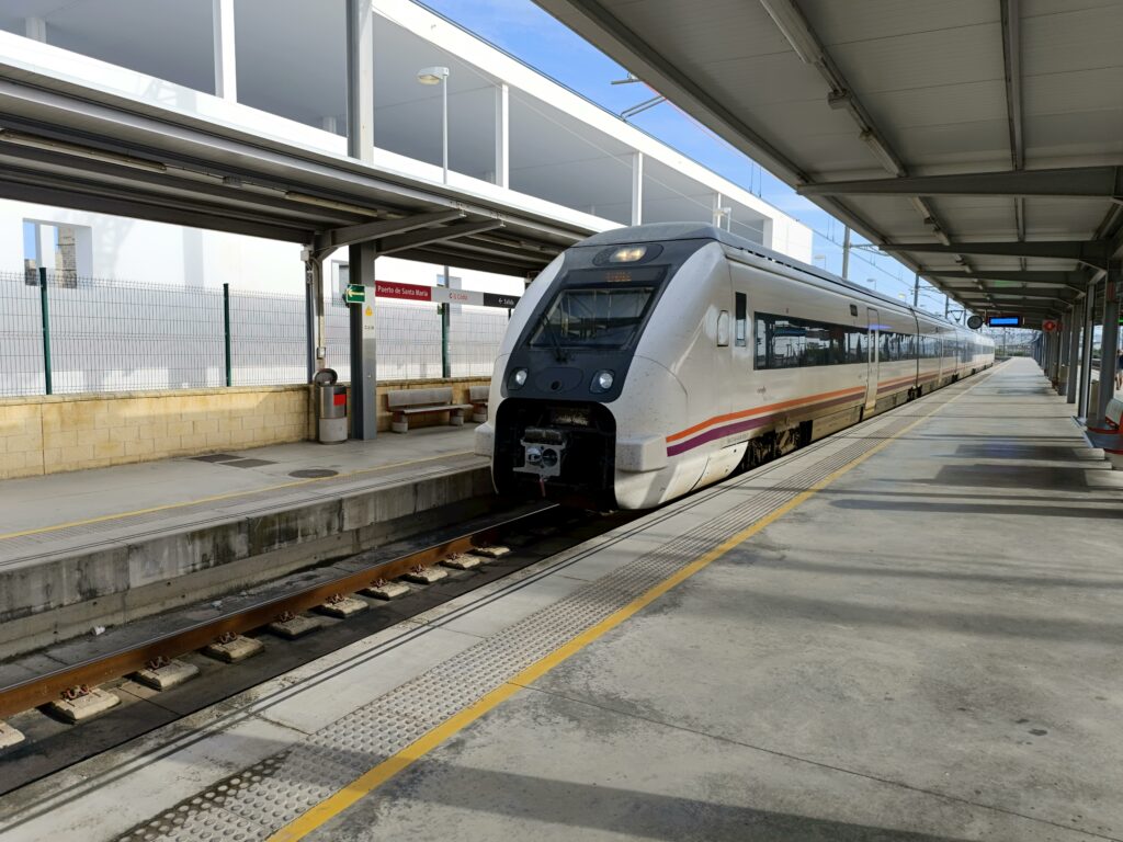 Tineri europeni, pregătiți-vă de aventură! Comisia Europeană oferă, pentru o lună, 40.000 de bilete de tren gratuite pentru programul DiscoverEU