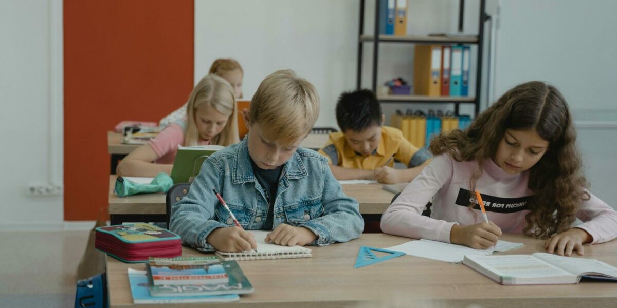 Elevii români nu vor primi bursele școlare mai devreme pentru a se bucura de Sărbătorile Pascale