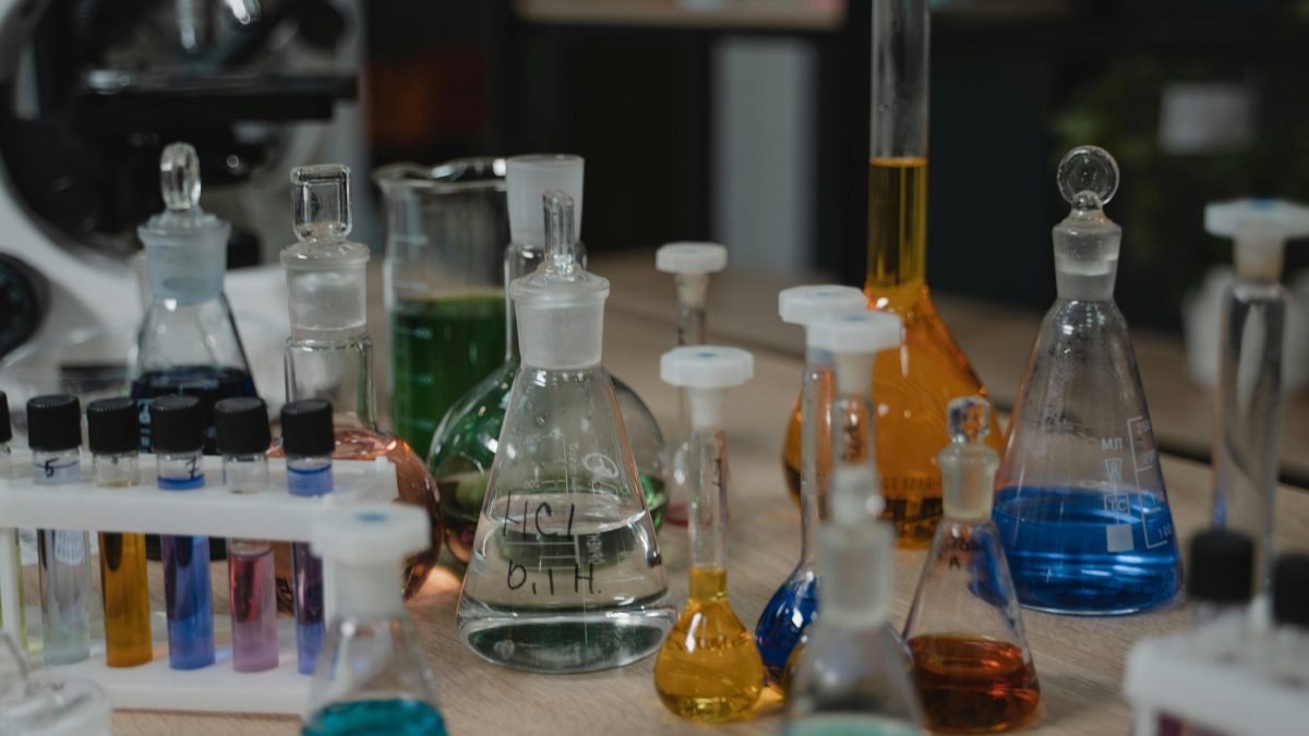 Parlamentul European simplifică legile chimice, protejând consumatorii