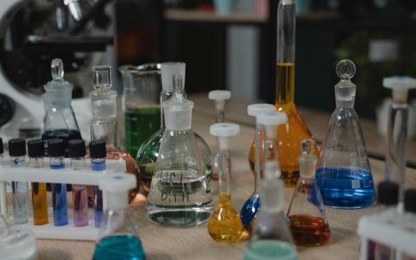 Parlamentul European simplifică legile chimice, protejând consumatorii