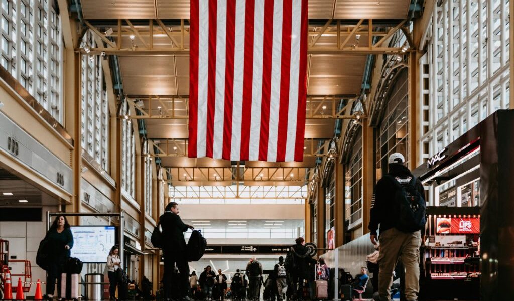 Robot industrial, genunchi bionic și meteorit din 1576: comorile pierdute prin aeroporturi