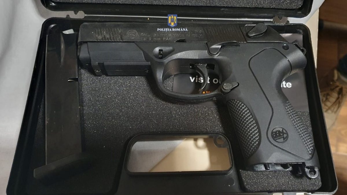 Arădeancă prinsă în flagrant: Vindea pistolul pe net, cerea 300 de euro